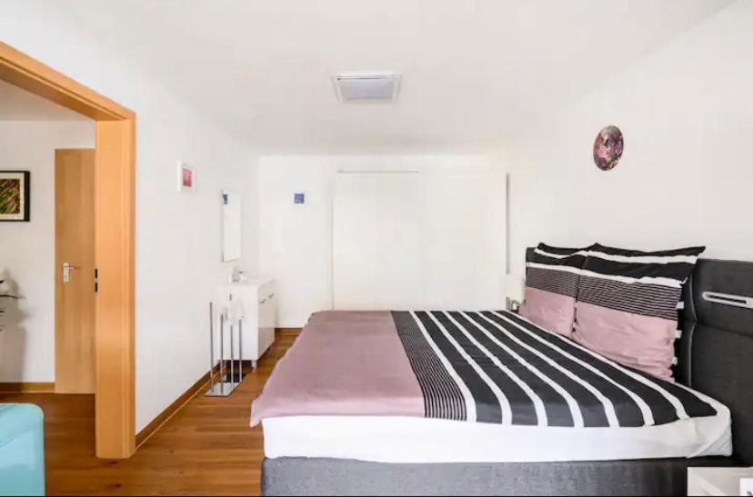 Guenstiges Gruenes Ferienzimmer Mit Separater Moderner Dusche Appartement