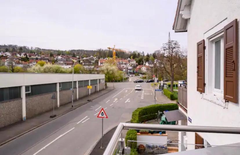 Guenstiges Gruenes Ferienzimmer Mit Separater Moderner Dusche Apartment
