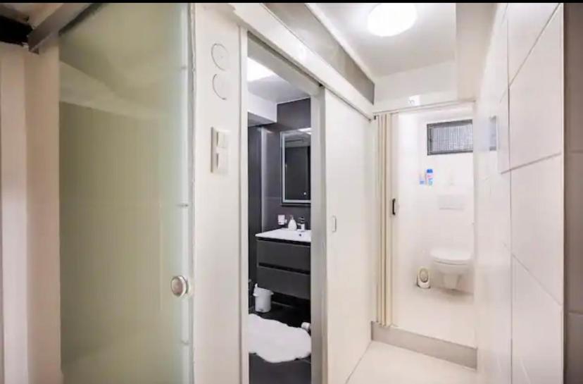 Guenstiges Gruenes Ferienzimmer Mit Separater Moderner Dusche Lörrach