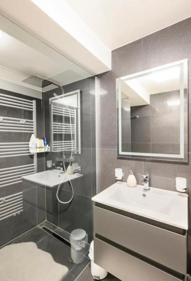 Guenstiges Gruenes Ferienzimmer Mit Separater Moderner Dusche